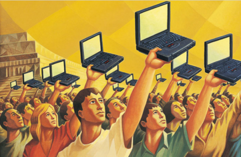 Slika prikazuje skupino ljudi, ki dvigajo prenosne računalnike v znak opolnomočenosti