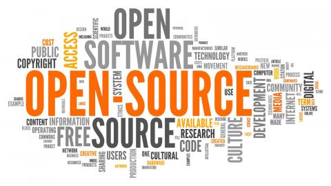 Fotografija z napisom open source software