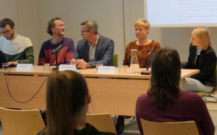 Fotografija govorcev na predstavitvi projekta Na-prostem.si